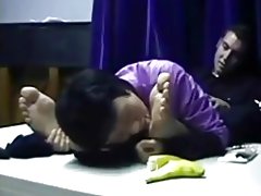 Kineze milf adhuron mashkull këmbët