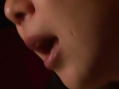 Dy vajza dhe një djalë të bëni seks, ndërsa të tjerët e shikojnë