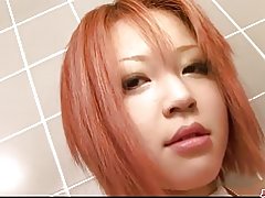 Të shtrënguar dhe të busty kuqo babe pidhi përkëdhelja në banjo