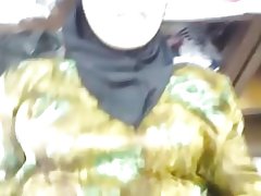 Gruaja, ndërsa dyqani është i hapur