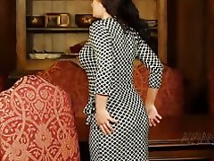 Bukuria kryen sexy striptizë