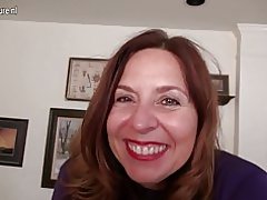 Keq amerikane nëna duke luajtur me veten